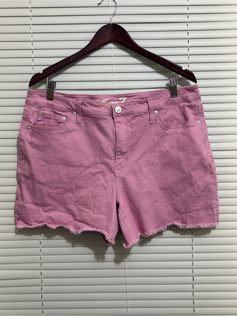 Seven 7 pink denim cut off weekend shorts women size 16
NWOT